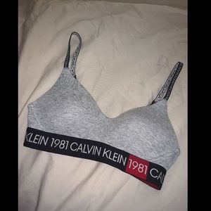 CALVIN KLEIN TOP🤍